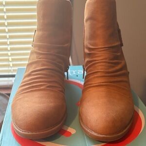 Sazzie baretraps ankle boots sand